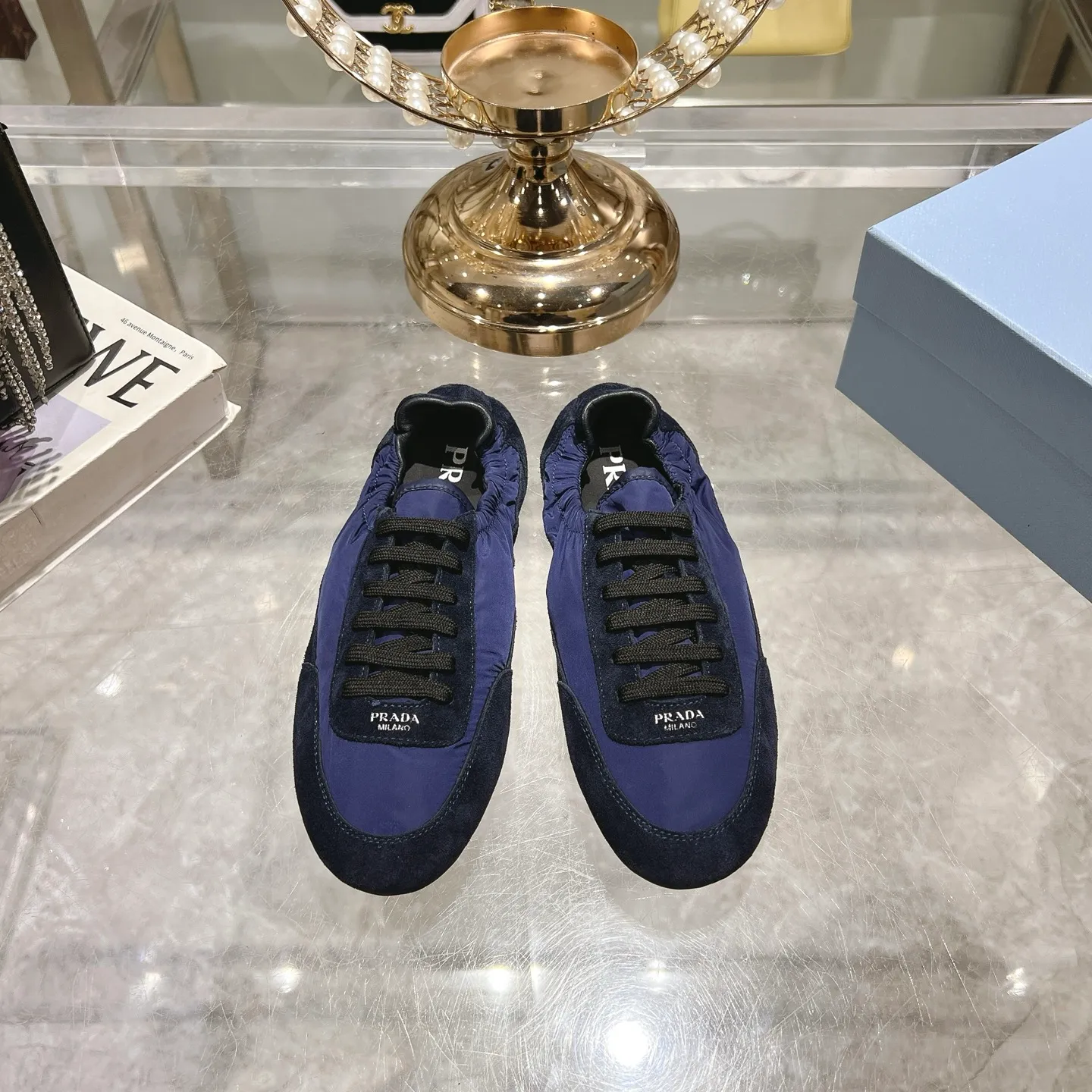 👟👟Ex-factory price 520👟👟Men's size +10 Couple style🎆Prada's new moral training shoes. The upper is suede with texture, and the inner sheepskin is wrapped. It is soft and waxy🎆The insole is thickened with lambskin. It is extremely comfortable to step on, has a sense of support, and feels well wrapped. The shoe shape is full of wrapping, light and easy to wear. A practical casual shoe that makes your legs appear taller! White is clean and refreshing, needed all year round, and can be easily worn with skirts and pants. Upper: imported suede/original molded fabric. Lining: sheepskin. Outsole: rubber outsole! Code number: 35-41 Color: burgundy blue brown green dark green yellow black red gray 9 colors available